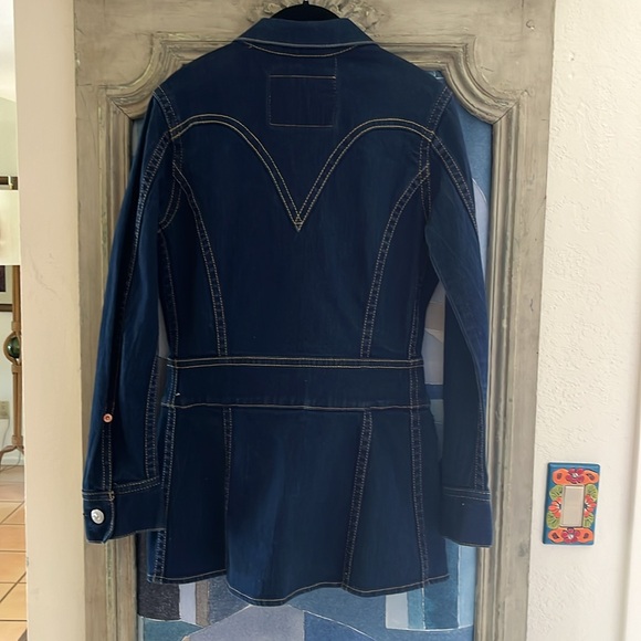 Levi’s long iconic jacket. Denim with a bit of spandex. 🦋 Size Medium - Picture 6 of 6